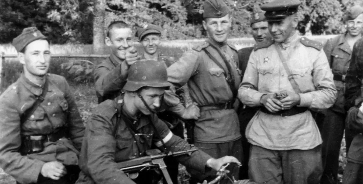 Советские солдаты посещают партизанский отряд базы из Кедива Вильнюсского окружного командования Армии Крайовой во время кампании "Буря", 14 июля 1944 года / Zygmunt Zniszczyński / Ośrodek KARTA