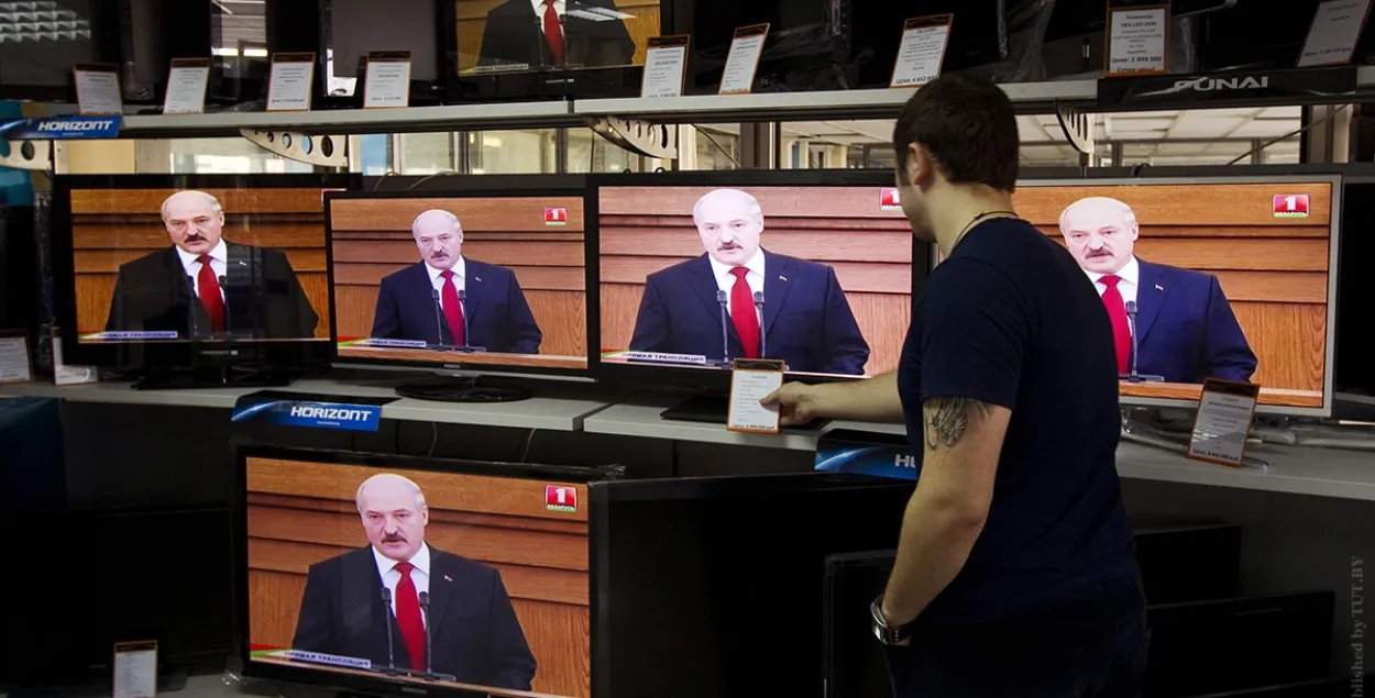 Detainee forced to watch Lukashenka's speeches / Sample photo