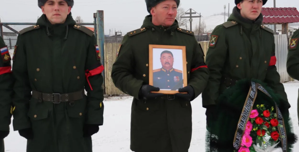 Пахаванне вайскоўца з Бураціі, які загінуў у часе ўварвання Расіі ва Украіну / фота ўрада Бураціі