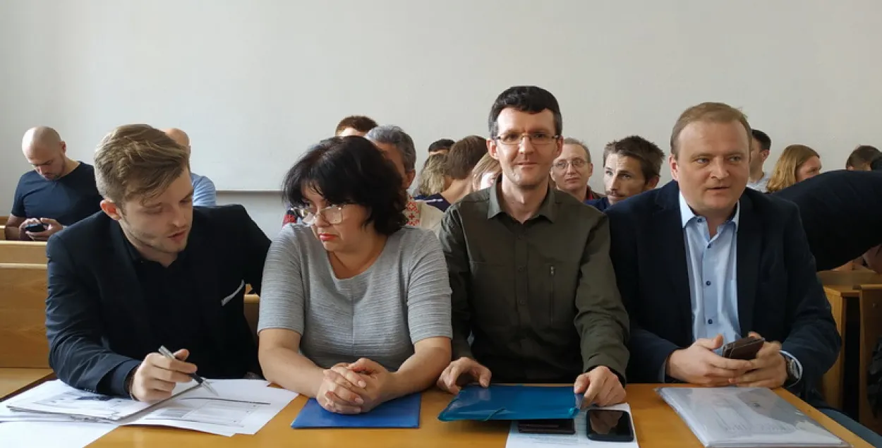 Адвокат Артем Калоша, главред "Новага часу" Оксана Колб, журналист Денис Ивашин и юрист БАЖ Олег Агеев. Фото: Валерия Власик / Белсат
