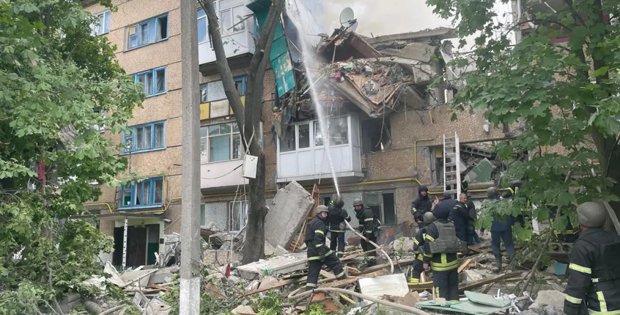 Ратавальнікі ліквідуюць наступствы ракетнага абстрэлу ў горадзе Бахмут Данецкай вобласці / ДСНС Украіны