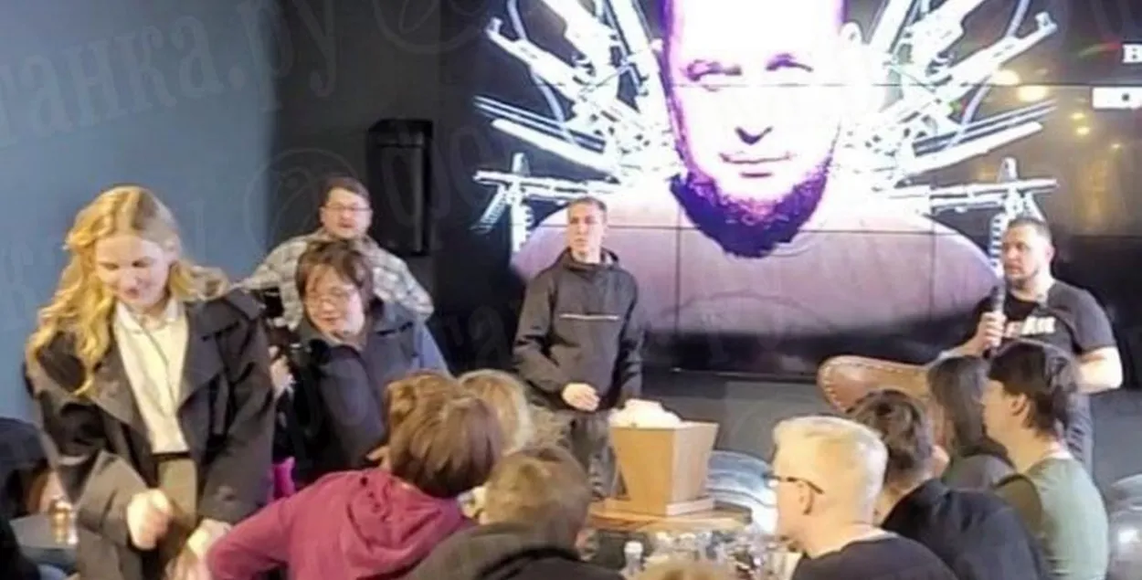 Выбухоўка была ў статуэтцы, якую блогеру перадала дзяўчына /&nbsp;@fontankaspb
