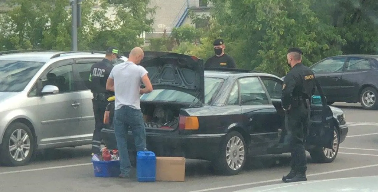 Агляд машыны падчас масавых затрыманняў аўтамабілістаў у Гродне​
