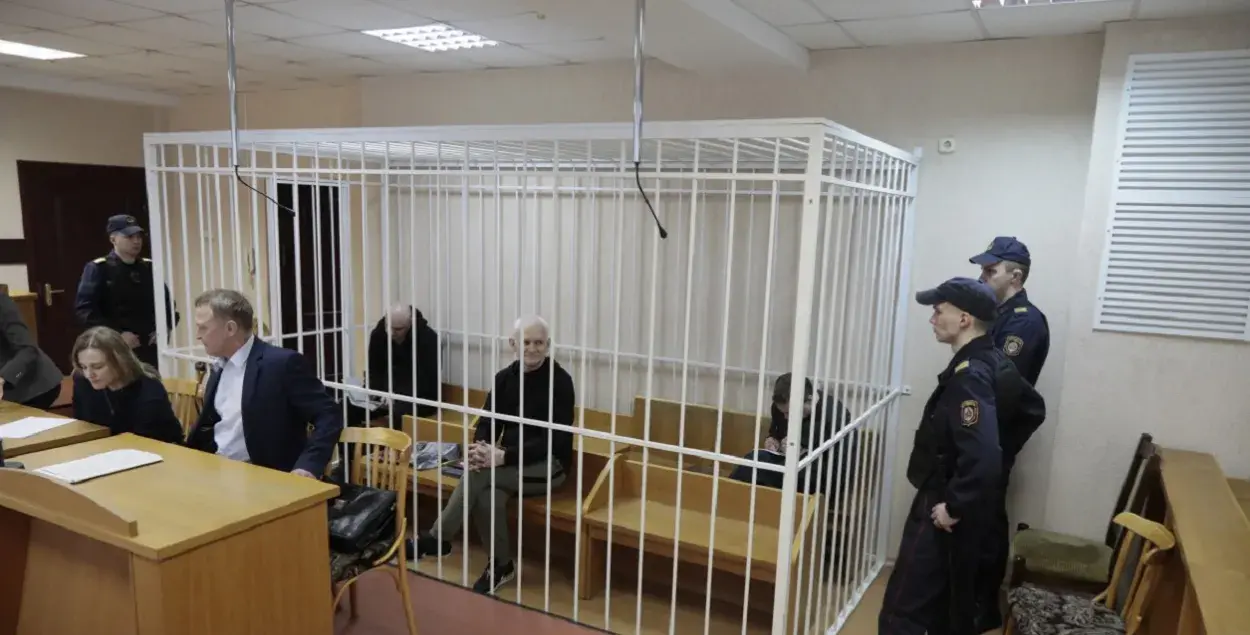 Валентин Стефанович, Алесь Беляцкий и Владимир Лабкович в суде / sb.by
