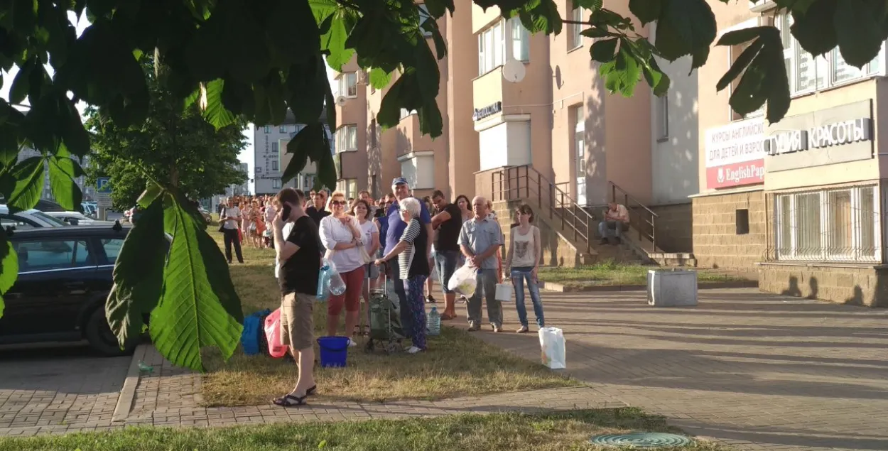 Мінскводаканал: патрэбны нейкі час, каб з трубаў выцесніла ваду з пахам