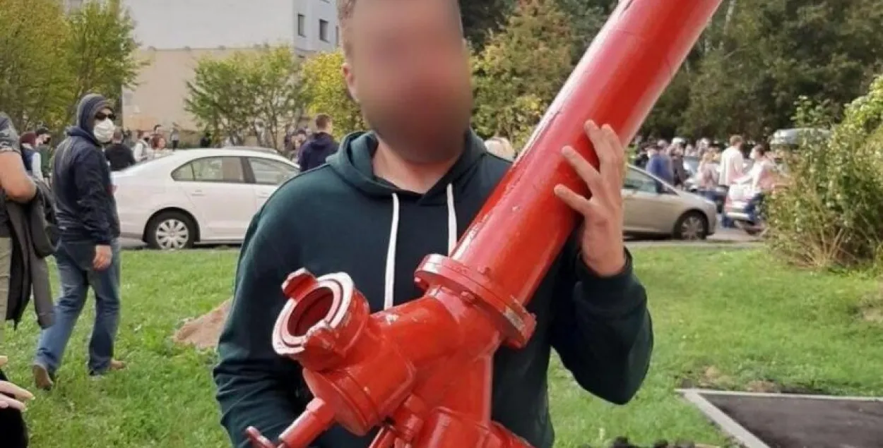 Жыхар Століна, які зрабіў фота з гідрантам, стаў фігурантам крымінальнай справы