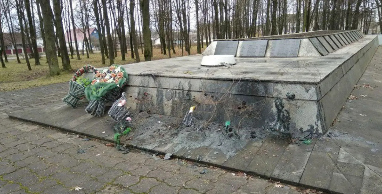 На братняй магіле ў Маладзечне невядомыя спалілі вянкі