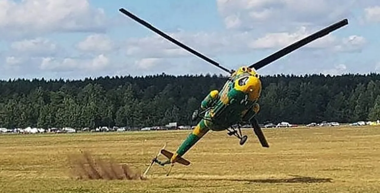 На авіяшоу пад Мінскам верталёт Мі-2 узараў зямлю вінтом (відэа)