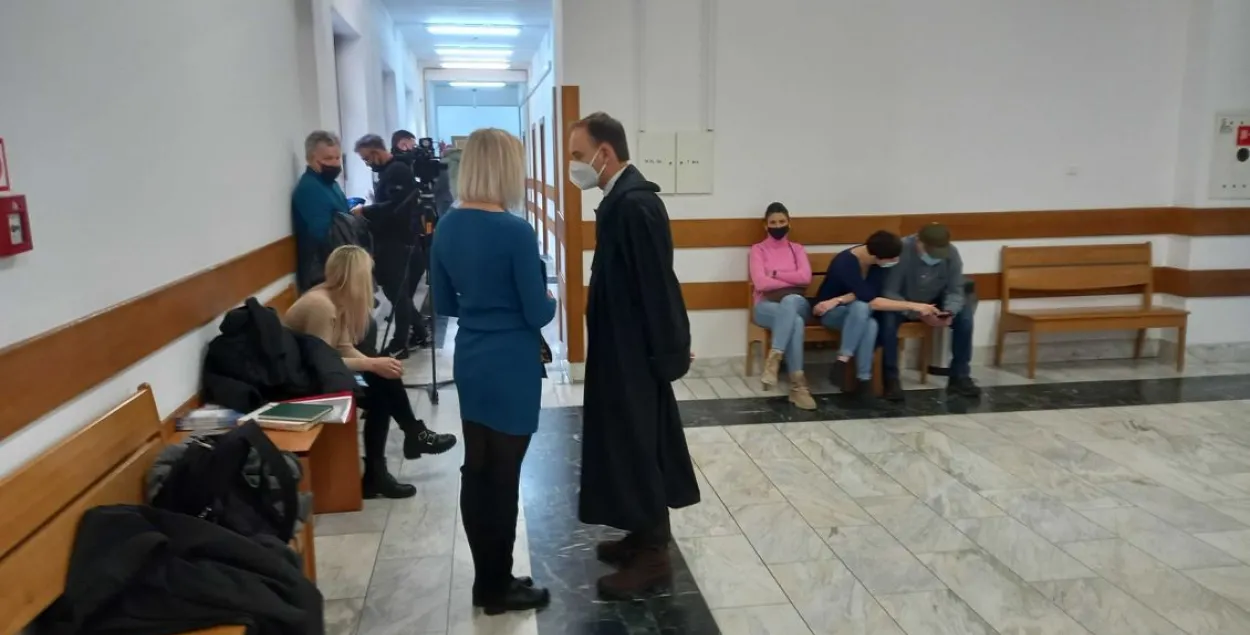 Белорус сбежал от уголовки “за протесты”. Теперь его таскают по судам в Польше