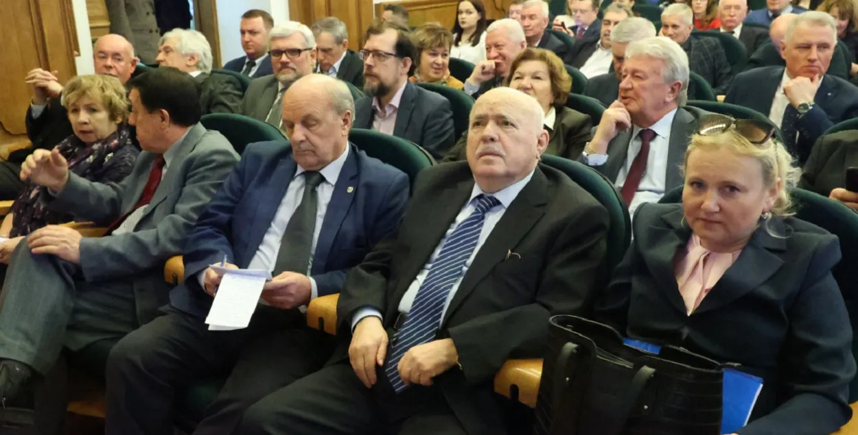 Николай Чергинец (второй справа) думает об "американском агрессоре" / sb.by
