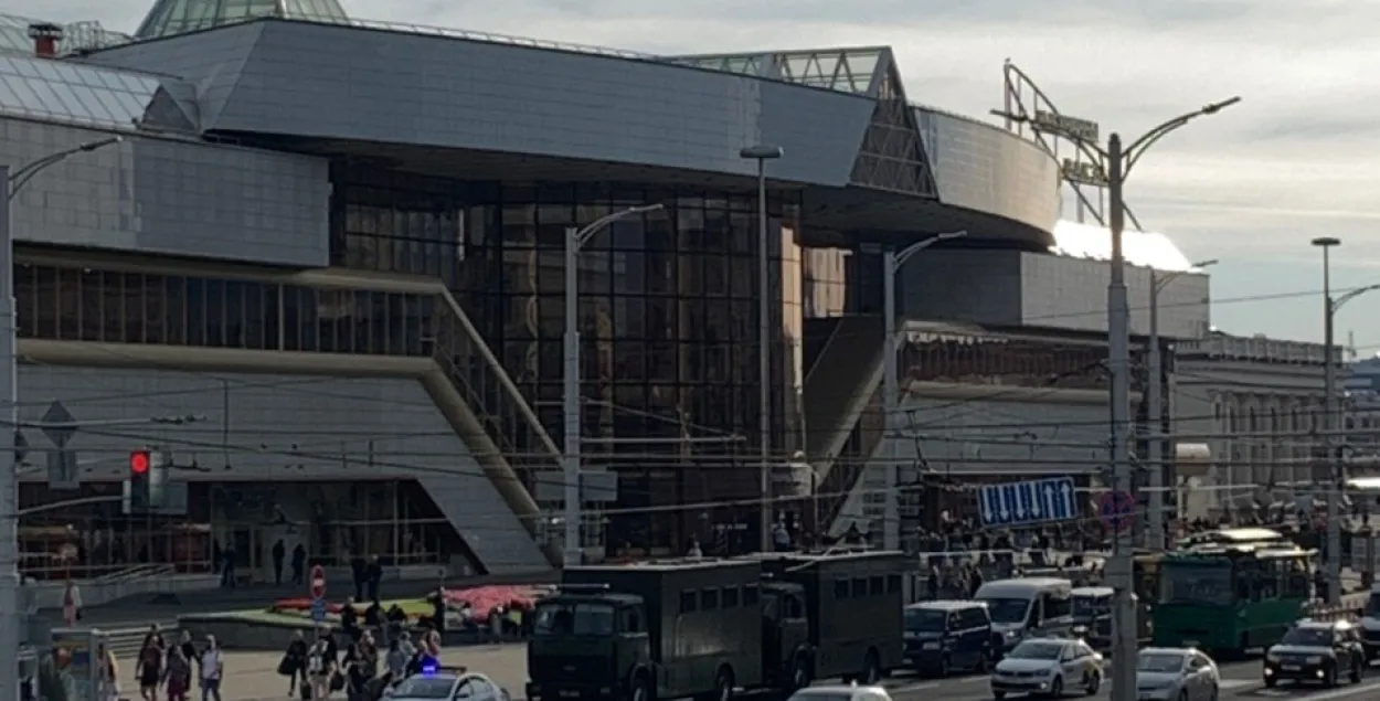 Автозаки возле железнодорожного вокзала в Минске / Еврорадио