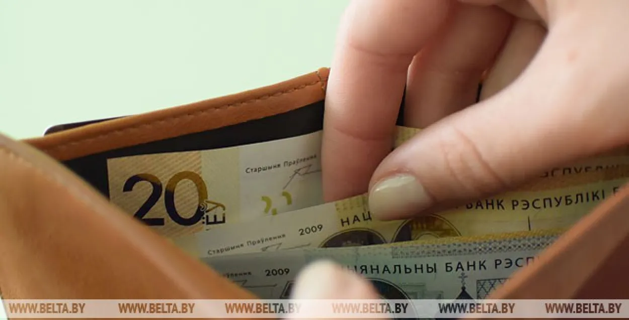 Сярэдні заробак у Беларусі ў лістападзе знізіўся на 5 рублёў