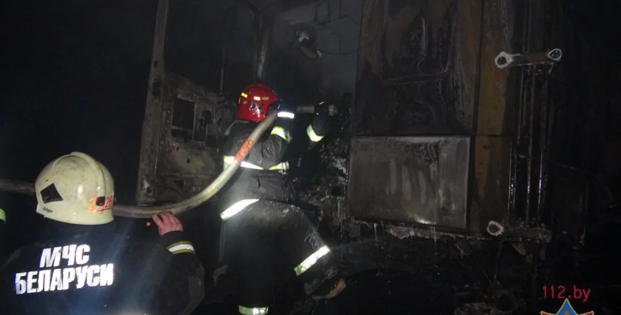 На “Ждановічах” абгарэў мужчына, які спрабаваў патушыць пажар у грузавіку (фота)
