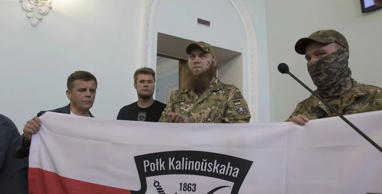 Сергей Сухомлин (слева) с представителями полка имени Кастуся Калиновского /&nbsp;zt-rada.gov.ua
