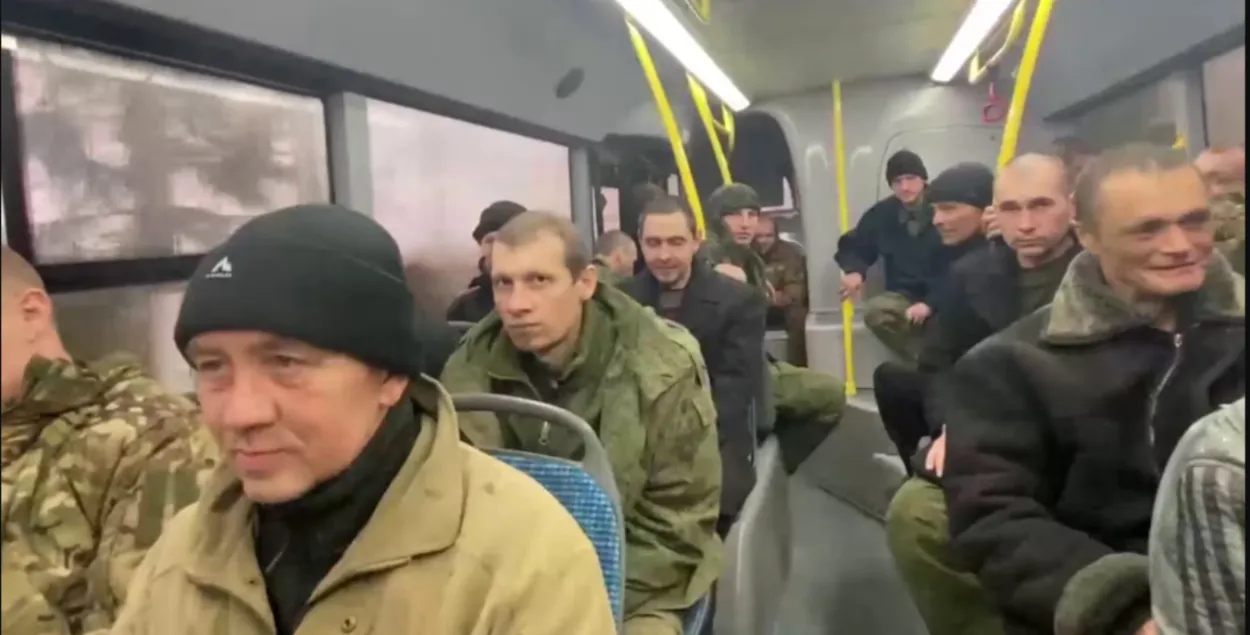 Максім Зязюльчык (другі справа, за мужчынам у чорнай куртцы) сярод вайскоўцаў, якіх Украіна перадала Расіі / &nbsp;svaboda.org
