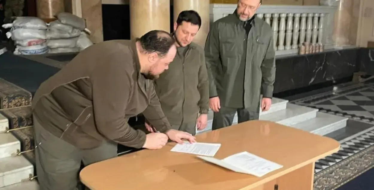 Уладзімір Зяленскі падпісаў заяўку на ўступ Украіны ў Еўрасаюз