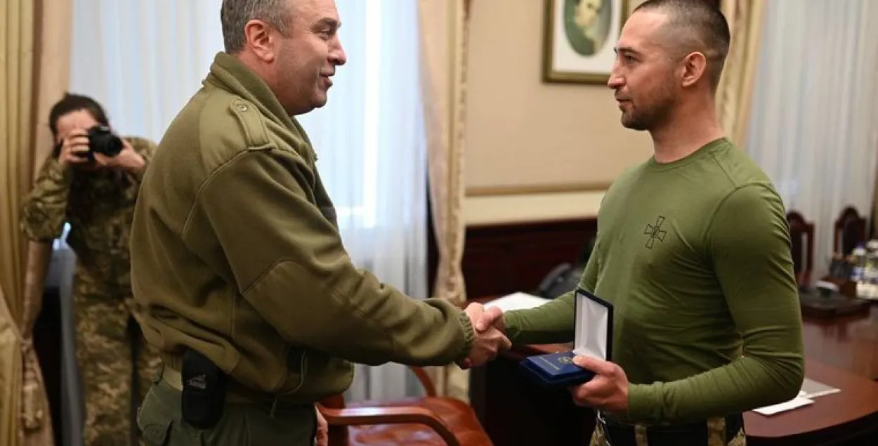 Пограничник Роман Грибов получает награду "За заслуги перед Черкащиной" / hromadske.ua