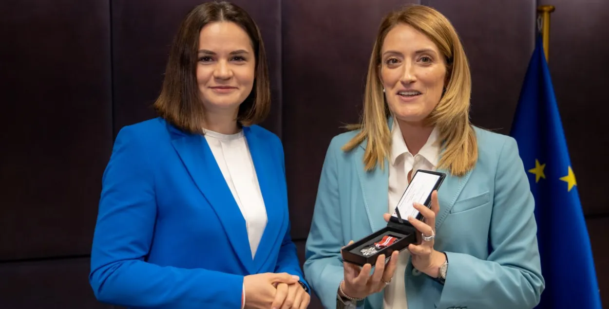 Святлана Ціханоўская і Раберта Метcола з узнагародай