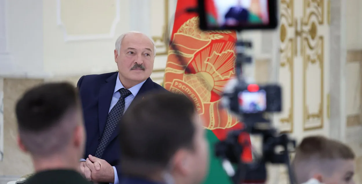 Александр Лукашенко рассказывал молодежи об ИТ, искусственном интеллекте, роботах и доярках