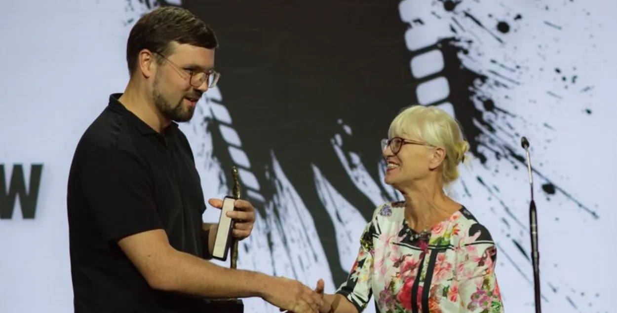 Aliaksandr Mikhalkovich receives an award / facebook.com/festiwal.filmowy.nnw