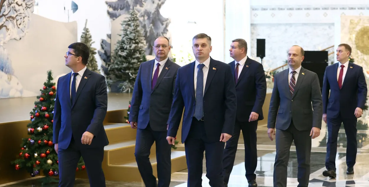 Сергей Бобович (крайний справа) попал во Дворец Независимости