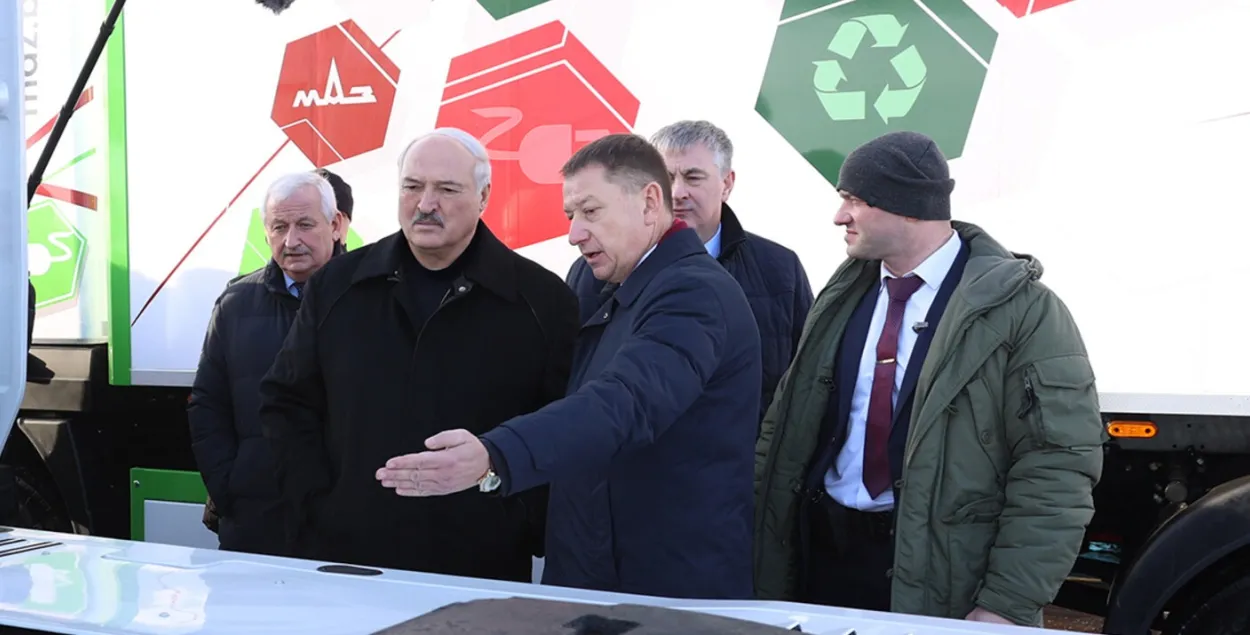 Петр Пархомчик (слева от Александра Лукашенко) надеялся, что у него будет больше времени