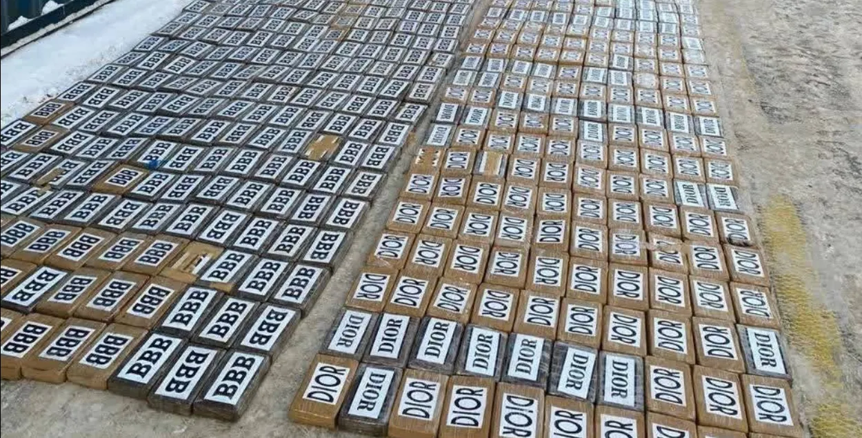 Так выглядела первая находка тонны кокаина