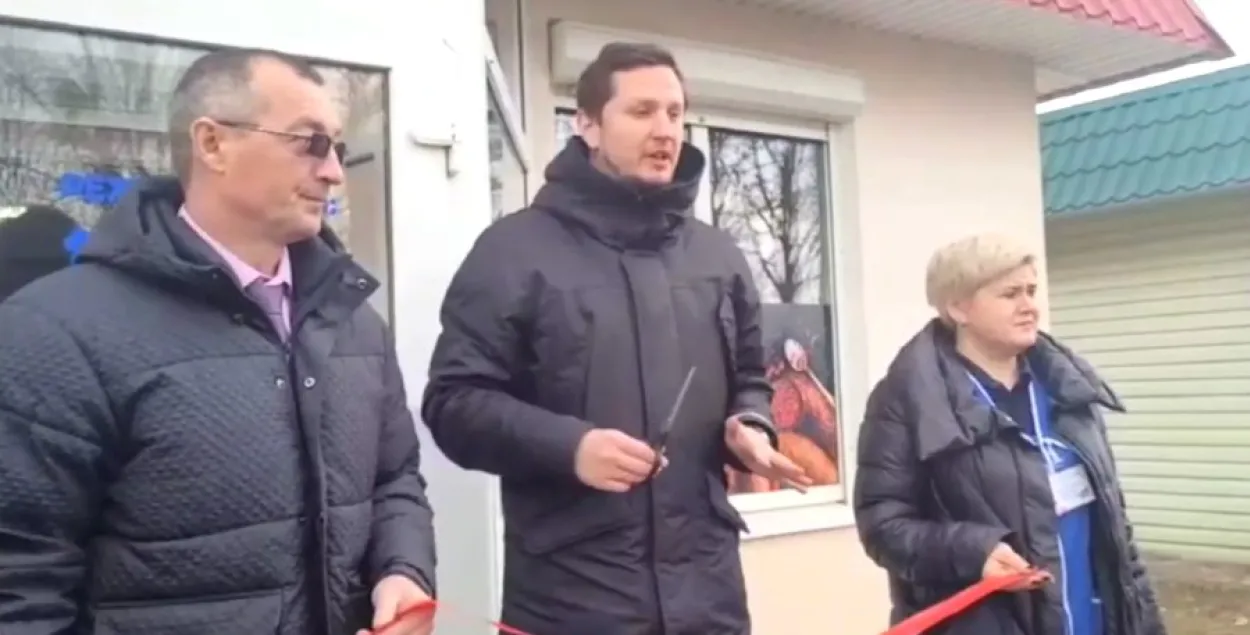 Игорь Завалей (в центре) открывает новый магазин в Добруше в декабре 2023 года&nbsp;