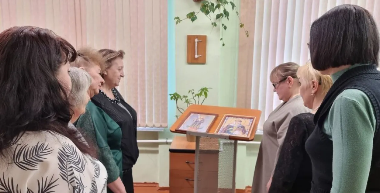Педагоги на Камчатке вдохновенно смотрят на Бандеру и судью из Барановичей
