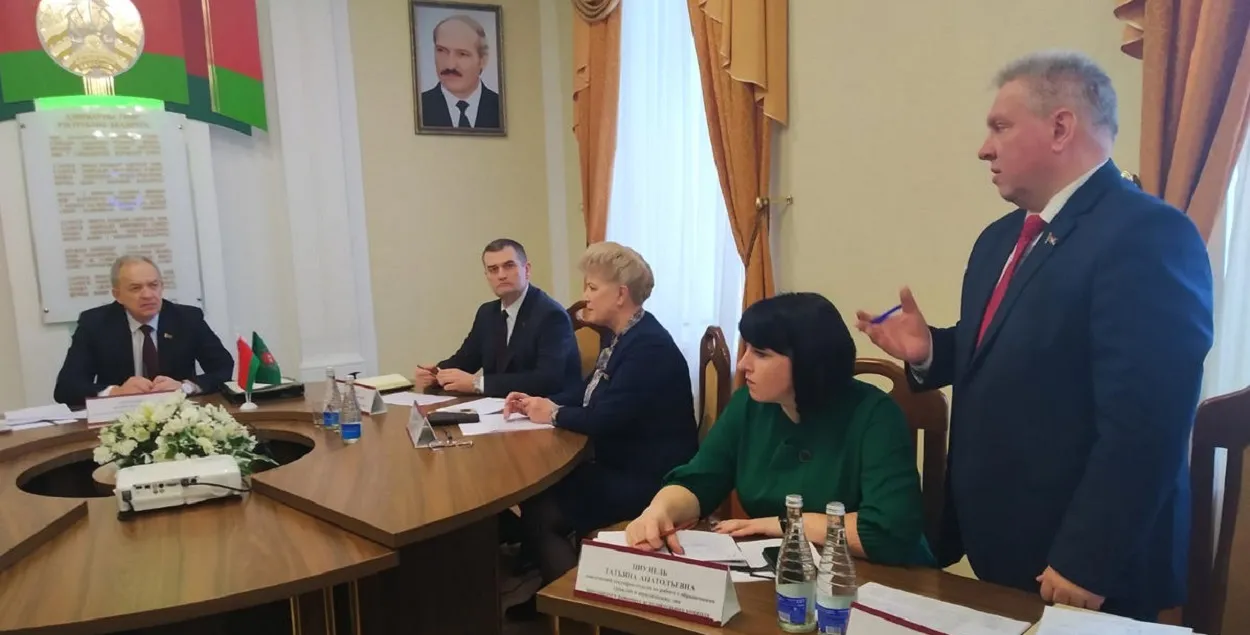 Ігар Сергеенка (злева) на нарадзе з чыноўнікамі на Віцебшчыне
