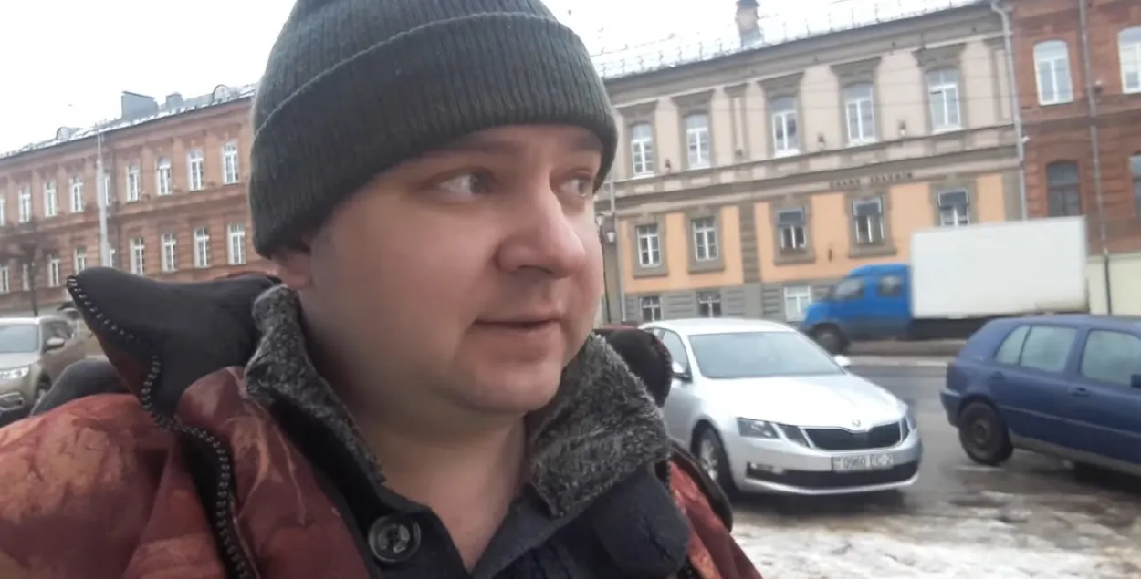 Віталь Усціновіч перад паходам у суд
