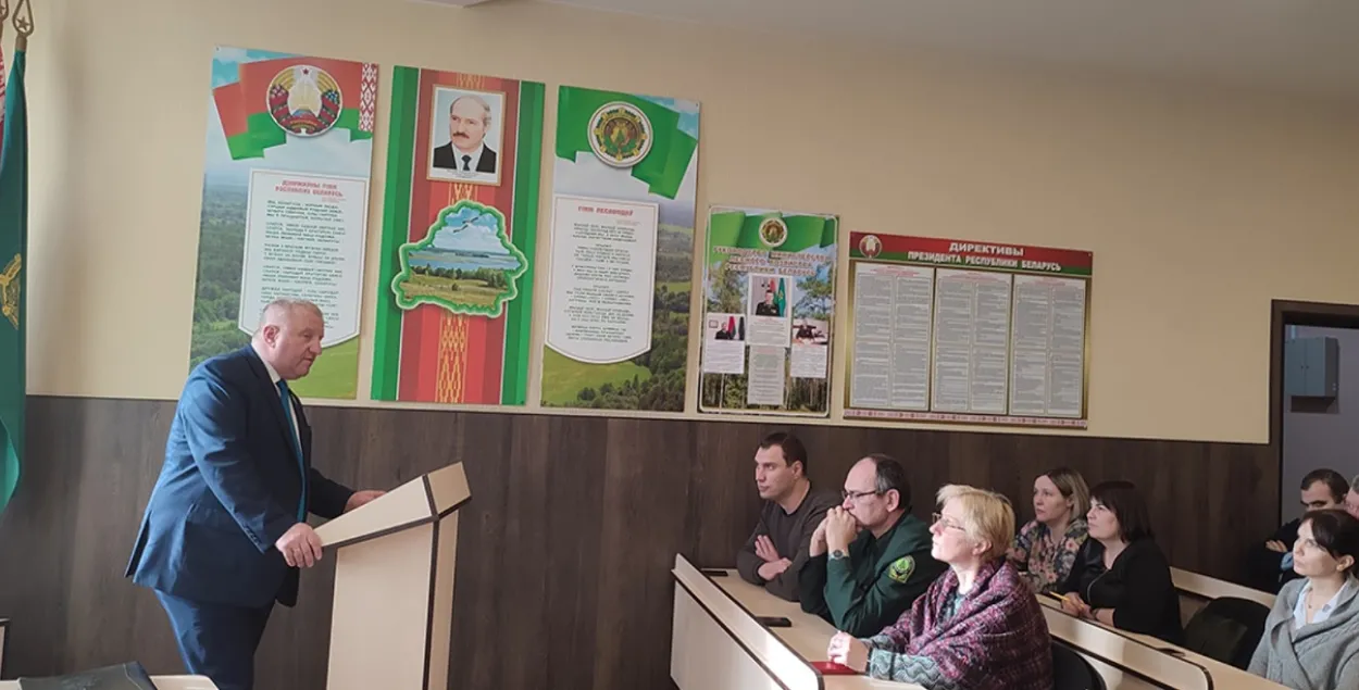 У Беларусі падчас рэпрэсій беларусы моўчкі слухаюць прапагандыстаў і "кандыдатаў"
