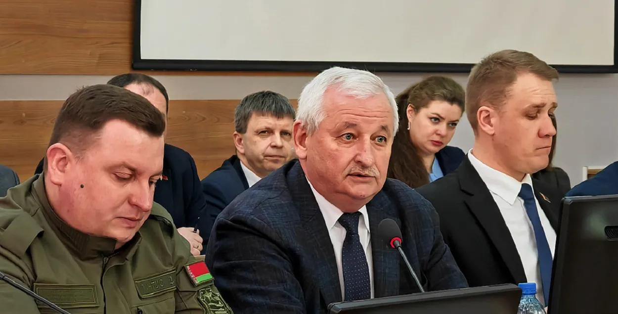 Петр Пархомчик (в центре)
