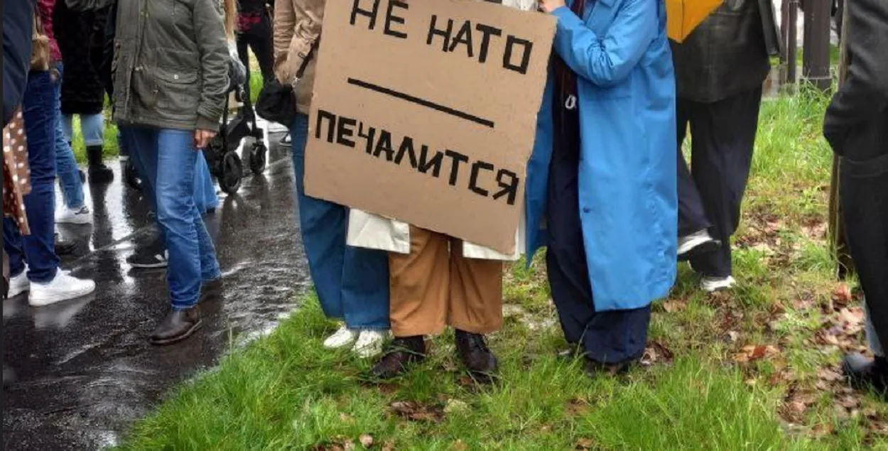 Плакат на акцыі ў Парыжы, прысвечанай выбарам у Расіі
