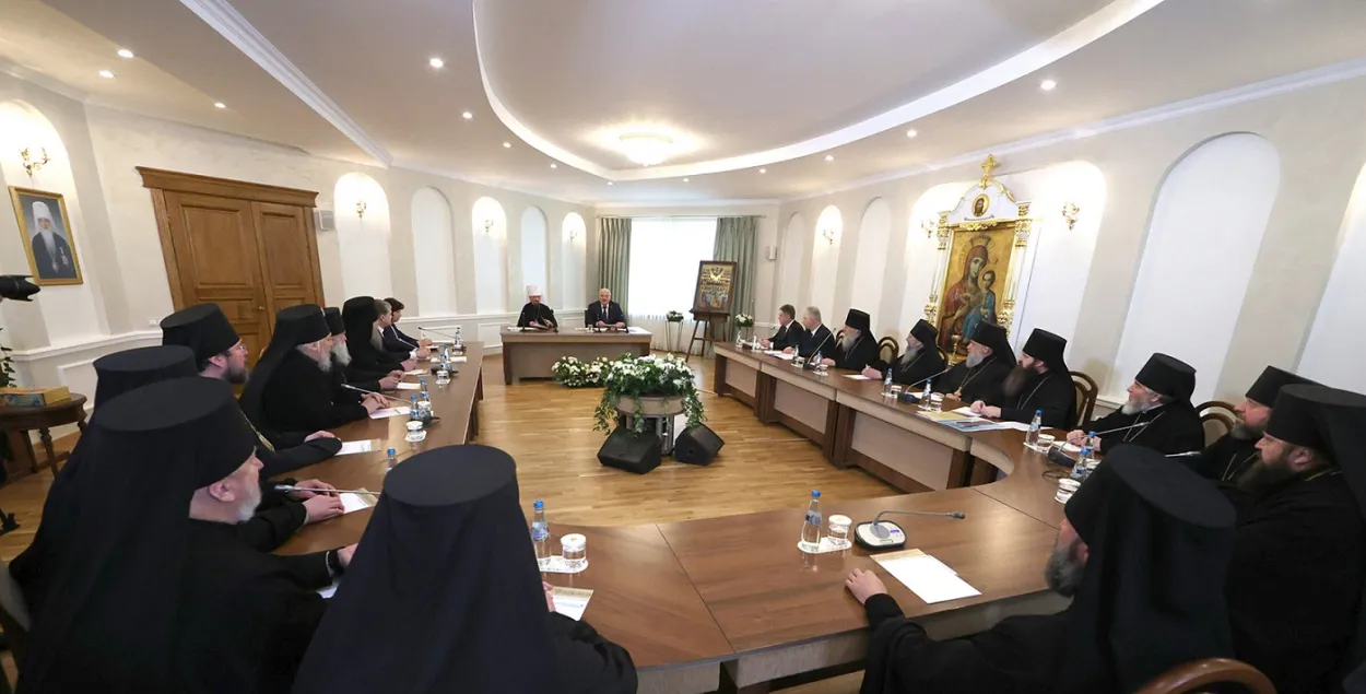 Синод слушает и записывает слова Александра Лукашенко
