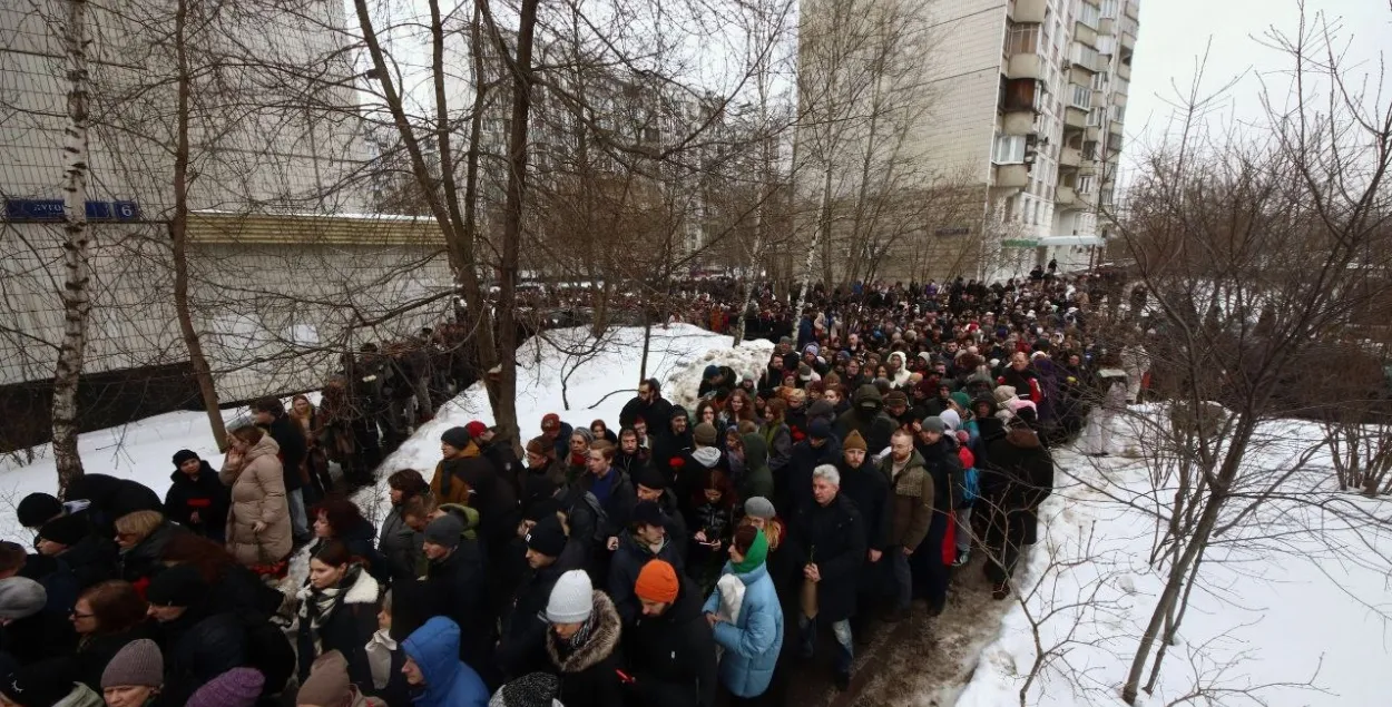 Тысячы людзей прыйшлі развітацца з Аляксеем Навальным
