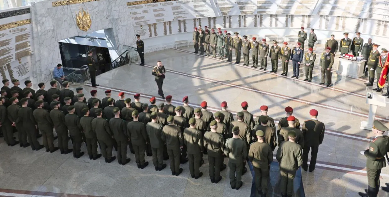Атрад спецназу "Беркут" атрымлівае баявы сцяг
