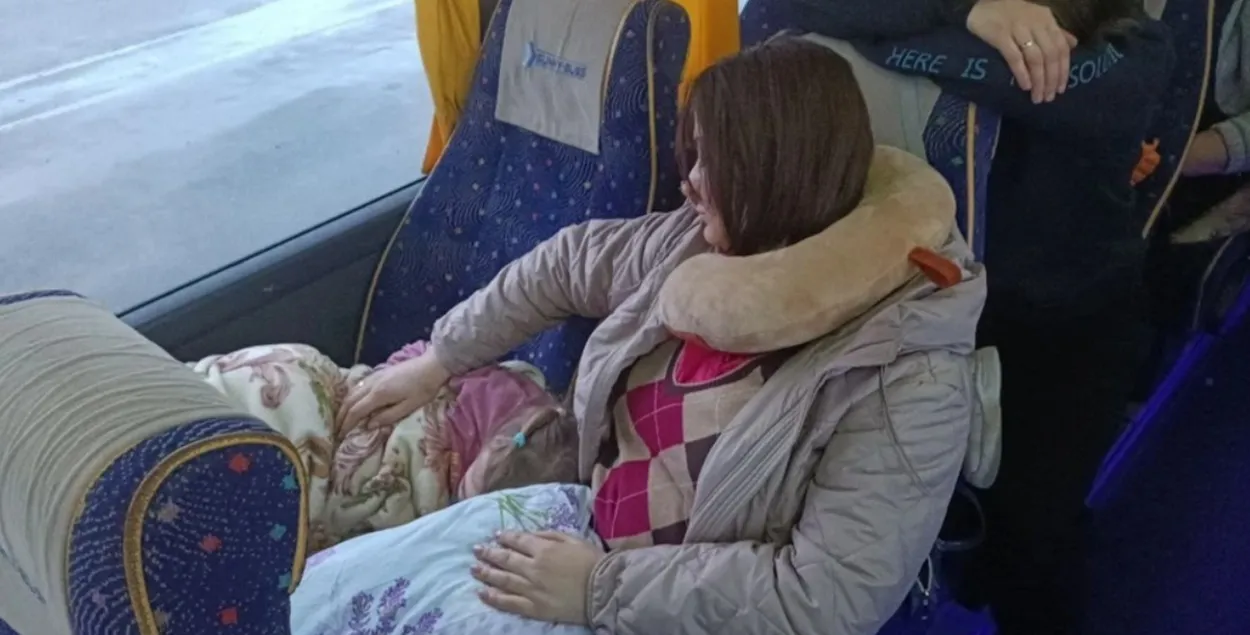 Дети устали и уснули в автобусе&nbsp;
