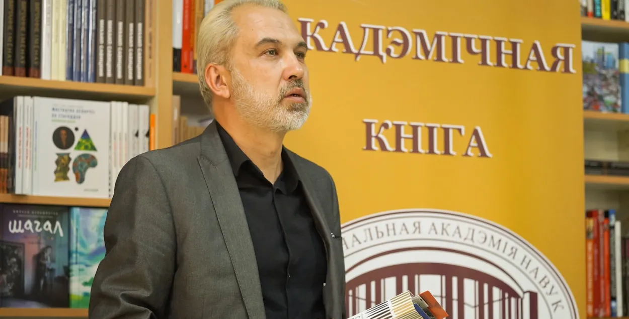 Альгерд Бахарэвіч з раманам "Сабакі Еўропы" ў мінскай "Акадэмкнізе" ў 2019 годзе
