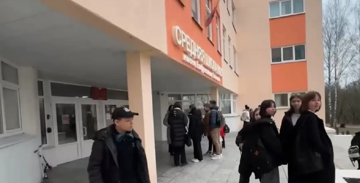 Усіх вучняў вывелі з будынка яшчэ да прыезду ратавальнікаў
