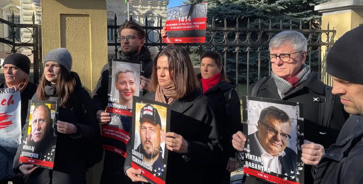 Святлана Ціханоўская каля пасольства РБ у Вільні
