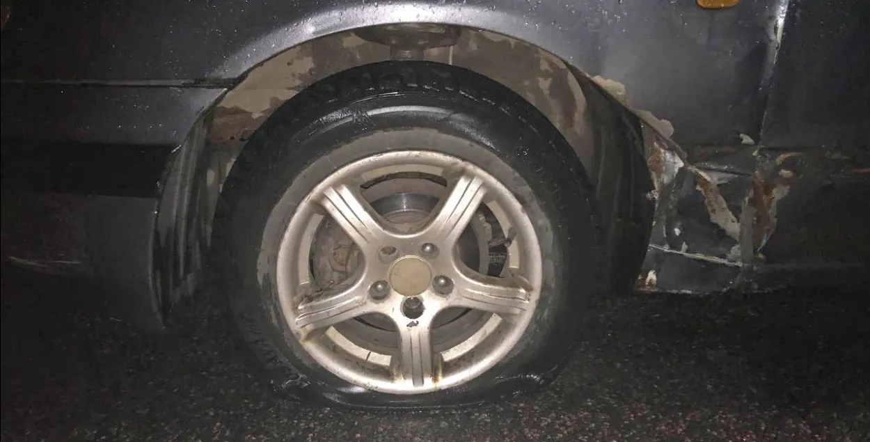 Автомобиль, в котором милиционеры прострелили колесо
