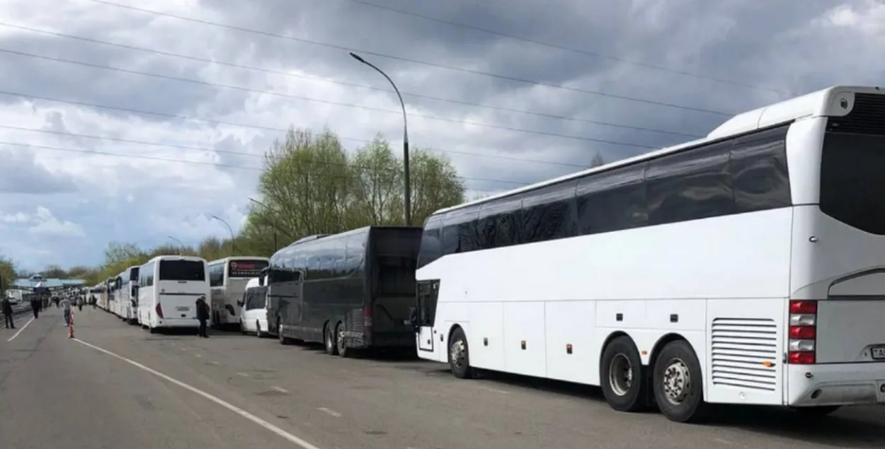 Очередь из автобусов на белорусско-польской границе&nbsp;
