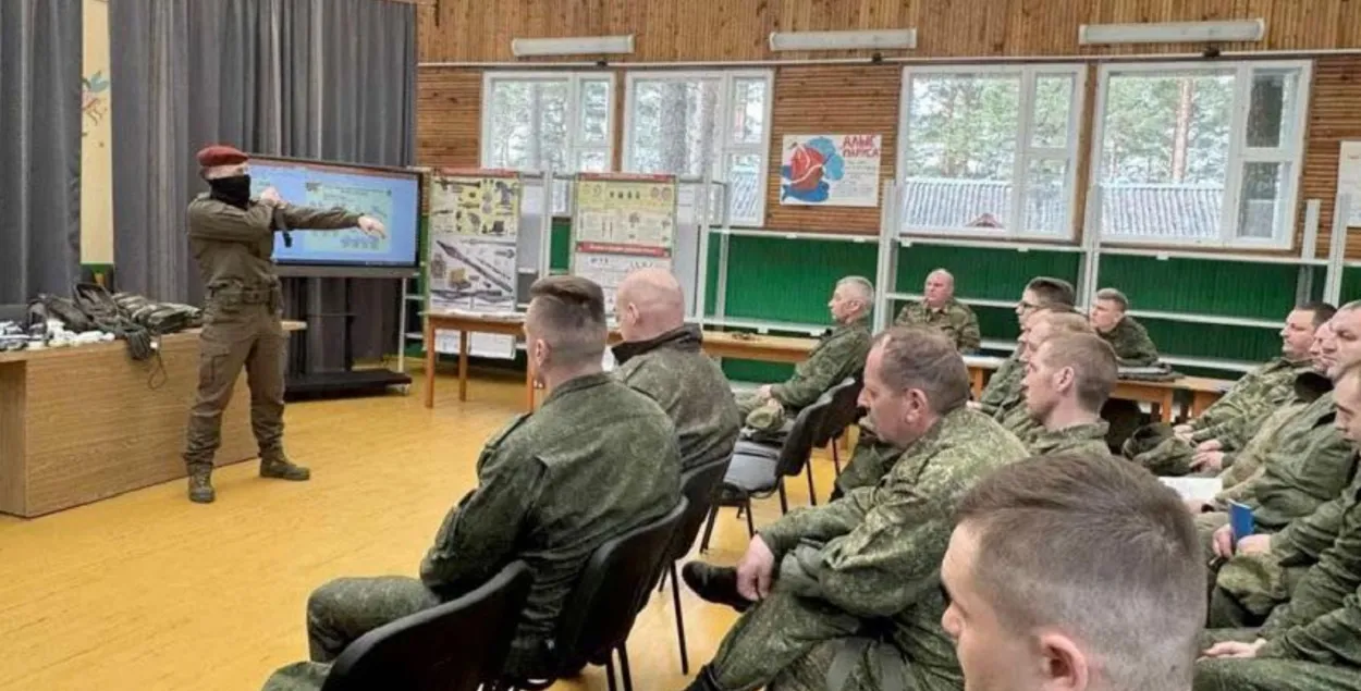 Спецназовцы учили участников сборов теробороны оказывать первую помощь раненым
