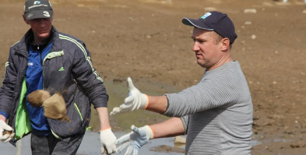 Каждый получил перчатки и резиновые сапоги
