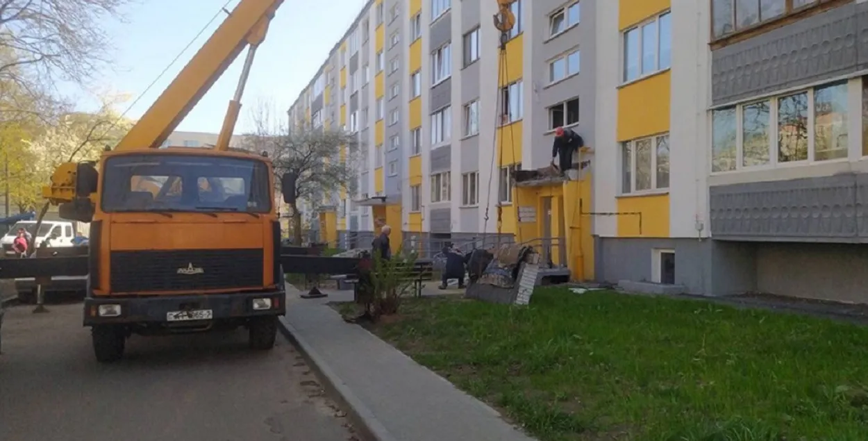 Спецыялісты абследуюць казыркі іншых сямі пад'ездаў дома
