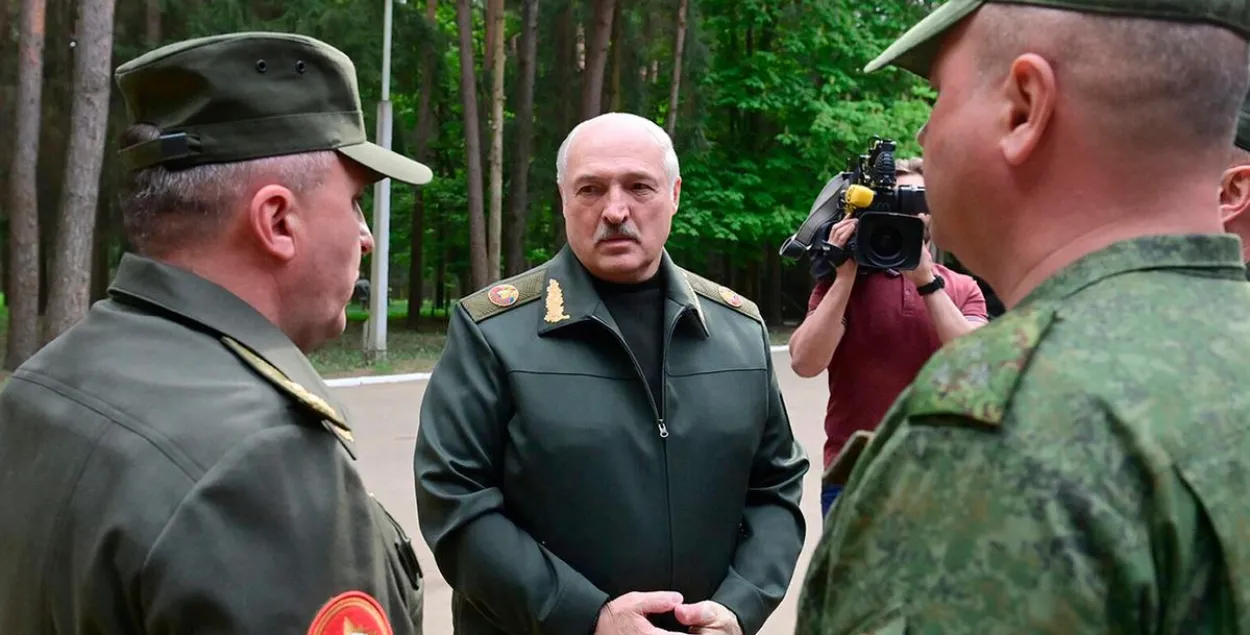 Аляксандр Лукашэнка з вайскоўцамі, ілюстрацыйнае фота
