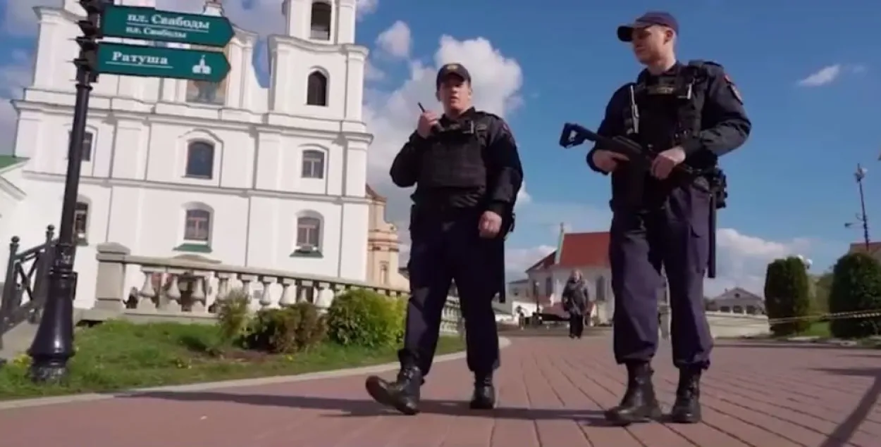 Милиция с автоматами около Кафедральнго собора в Минске в Вербное Воскресенье
