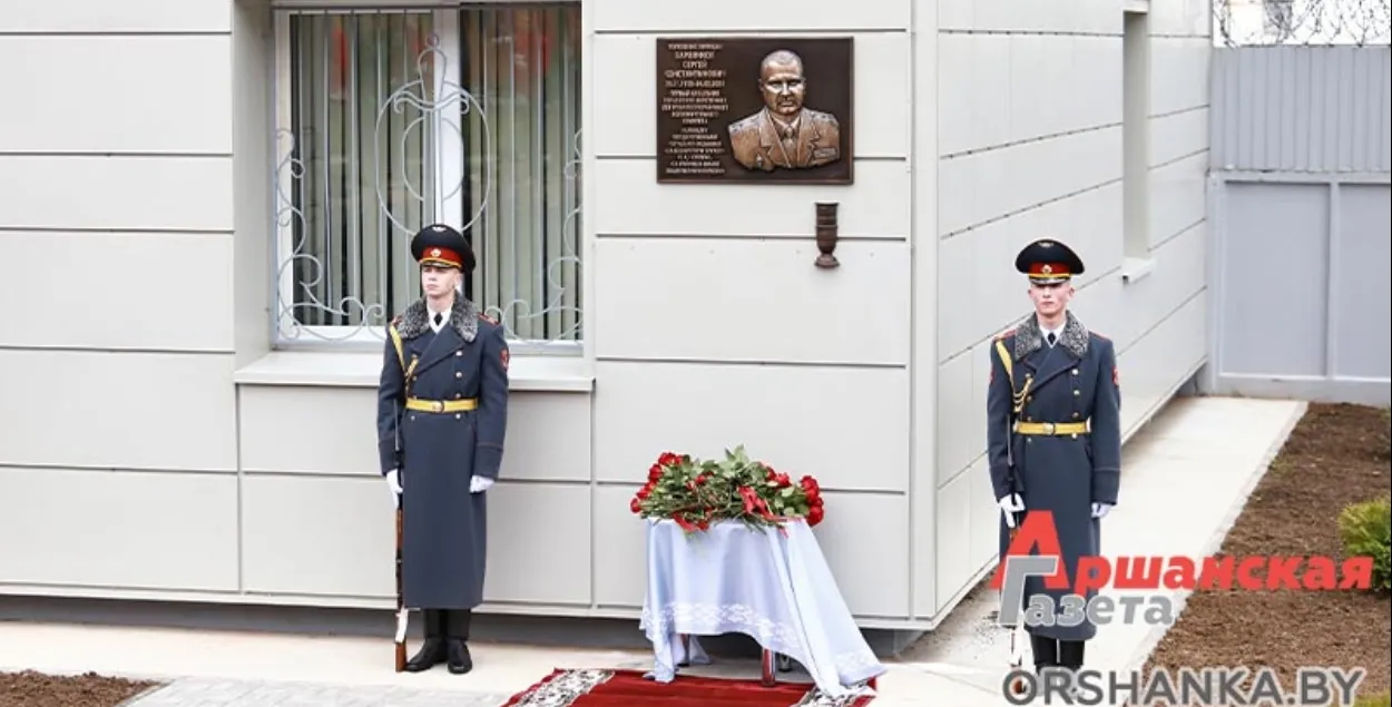 Мемориальная доска на здании оршанской милиции
