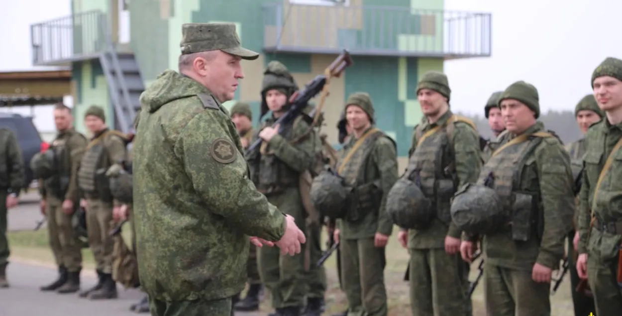 Міністр абароны Віктар Хрэнін з беларускімі вайсковаабаязанымі, ілюстрацыйнае фота
